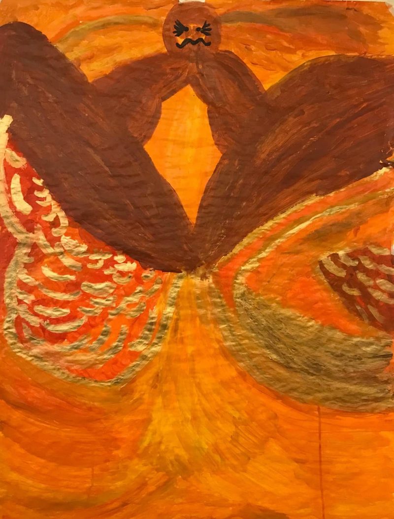 Grosser brauner Vogel mit ausgebreiteten Flügeln auf orangem Grund