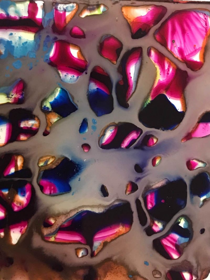 Farbexperiment auf Glas mit leuchtenden Farben