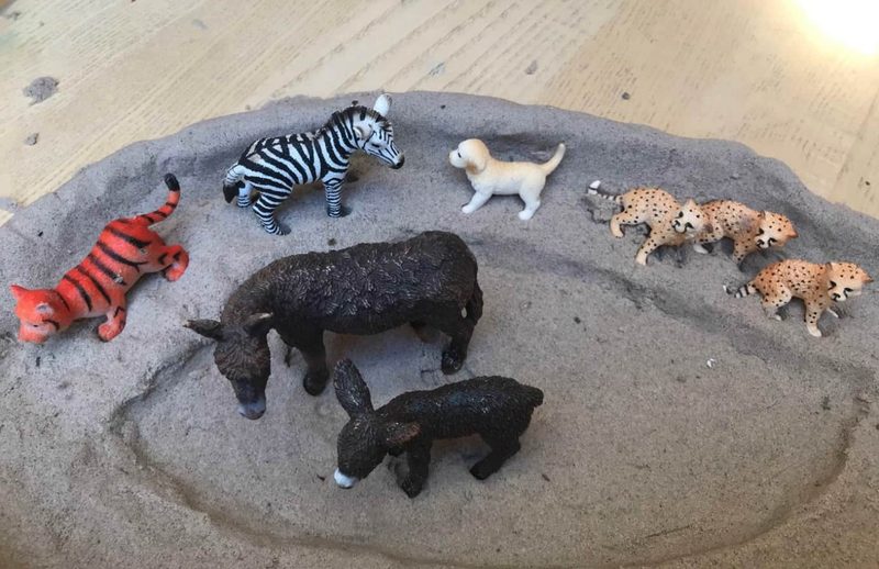 Tierfiguren im Sandkasten
