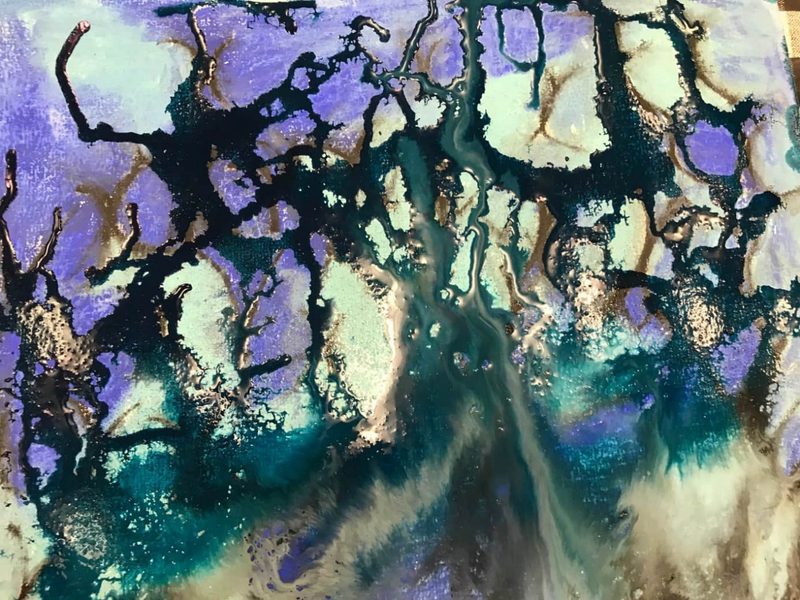 Violette und schwarze Tusche verläuft auf Papier