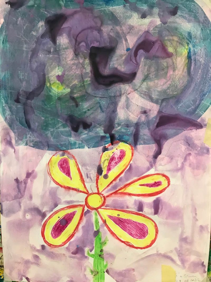Gelbe Blume auf violettem Hintergrund
